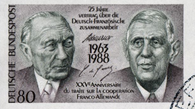  Eine Briefmarke, auf der Konrad Adenauer und Charles de Gaulle zu sehen sind / Shutterstock / wantanddo