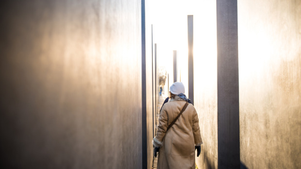 Besucherin im Holocaus Memorial Berlin