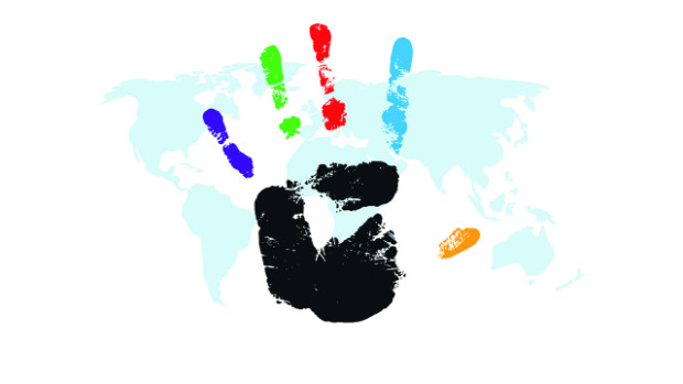 Bunte Hand vpr einer hellblauen Weltkarte