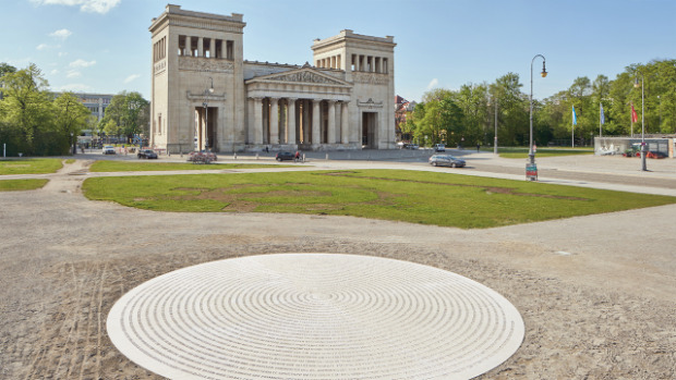 Königsplatz in München mit dem Denkmal des Künstlers Arnold Dreyblatt „Die schwarze Liste“.