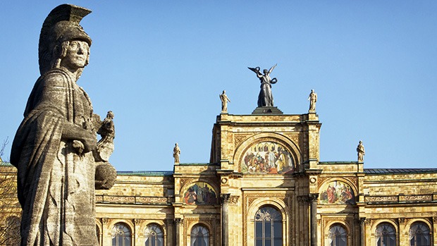 Der Bayerische Landtag, das Maximilianeum, wird gezeigt.