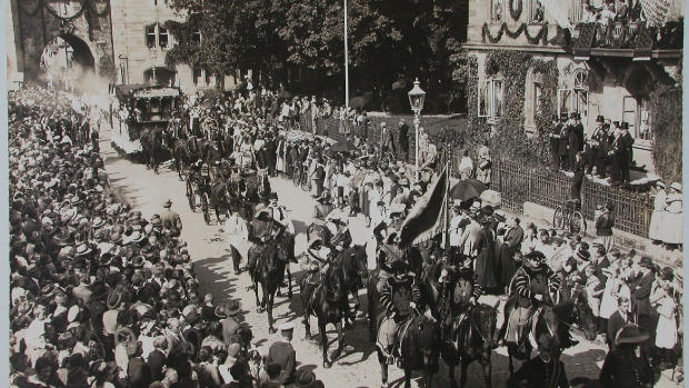 Fotografie vom 7. September 1924: „Bunter Umzug während des Coburger Heimatfestes“ (Staatsarchiv Coburg, Bildsammlung 4283)