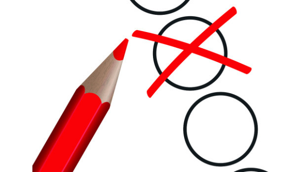 Ein roter Stift, der ein Kreuz macht.