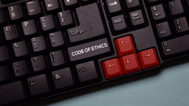 Tastatur, in den die Pfeiltasen in Rot abgebildet sind. Auf der einen Taste steht Code of ethics