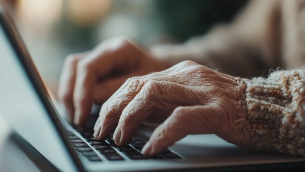 Demokratie im Gespräch - Silver Surfer oder Digital Outsider? Ältere Menschen und digitale Teilhabe