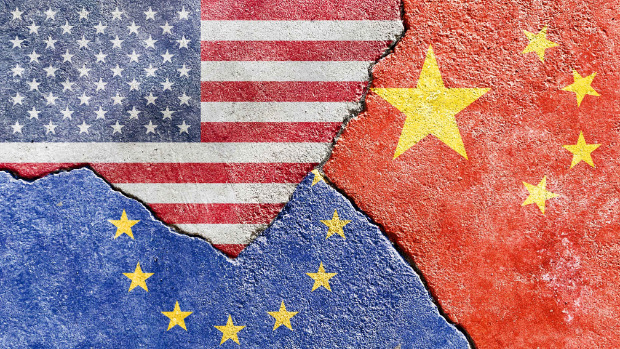 Die Flaggen der USA, Chinas und Europas auf einer rissigen Wand
