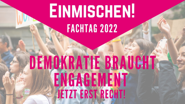 Foto einer Klima-Demonstration von jungen Menschen. Auf dem Foto steht Einmischen! Fachtag 2022 und der Titel „Demokratie braucht Engagement – Jetzt erst recht!“