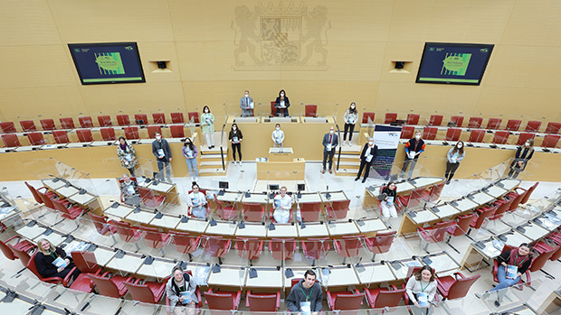 Schülerinnen und Schülern des Franz-Marc-Gymnasiums Markt Schwaben bei der Präsentation des Buches im Bayerischen Landtag